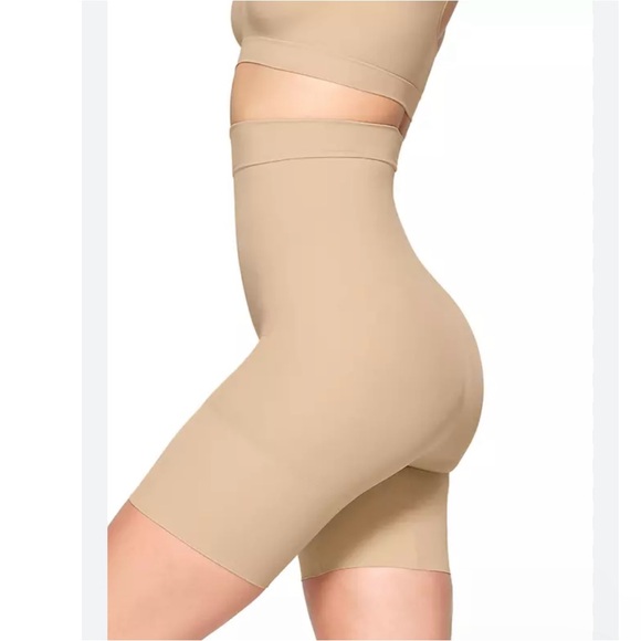 SKIMS SEAMLESS SCULPT
MID THIGH SHORT Size Small New without tags $38 - Picture 2 of 11